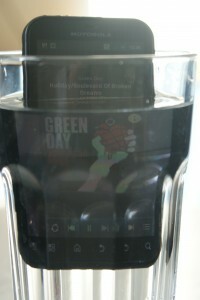 Motorola Defy im Wasser